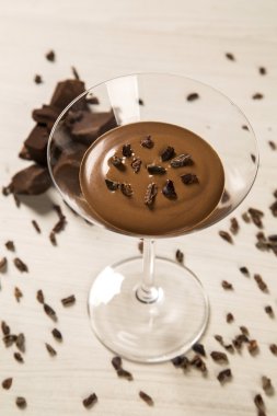 Ahşap arka plan üzerinde bir bardaklarda çikolata mousse