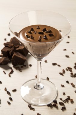 Ahşap arka plan üzerinde bir bardaklarda çikolata mousse