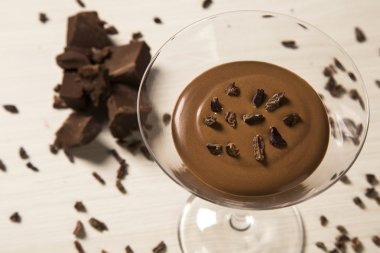 Ahşap arka plan üzerinde bir bardaklarda çikolata mousse