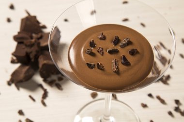 Ahşap arka plan üzerinde bir bardaklarda çikolata mousse