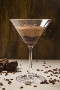 Ahşap arka plan üzerinde bir bardaklarda çikolata mousse