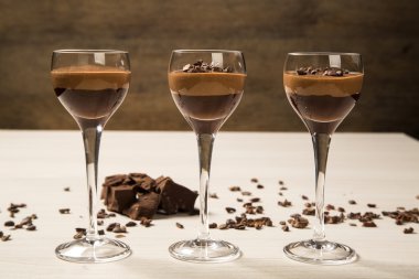 Ahşap arka plan üzerinde bir bardaklarda çikolata mousse