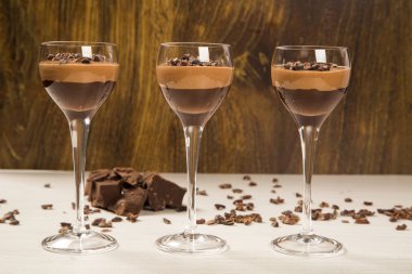 Ahşap arka plan üzerinde bir bardaklarda çikolata mousse