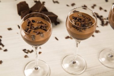 Ahşap arka plan üzerinde bir bardaklarda çikolata mousse