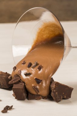 Ahşap arka plan üzerinde bir bardaklarda çikolata mousse