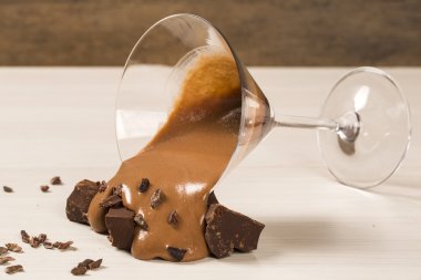 Ahşap arka plan üzerinde bir bardaklarda çikolata mousse