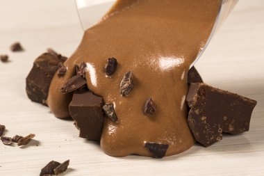 Ahşap arka plan üzerinde bir bardaklarda çikolata mousse