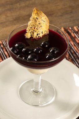 İtalyan tatlı pannacotta redfruit ile.