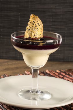 İtalyan tatlı pannacotta redfruit ile.