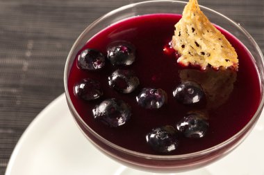 İtalyan tatlı pannacotta redfruit ile.