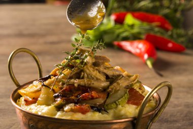 t parçalanmış tavuk sebze ve patates püresi ile servis