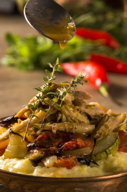 t parçalanmış tavuk sebze ve patates püresi ile servis