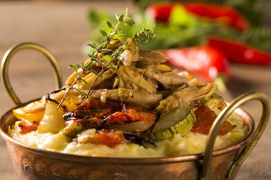 t parçalanmış tavuk sebze ve patates püresi ile servis