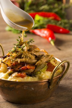 t parçalanmış tavuk sebze ve patates püresi ile servis