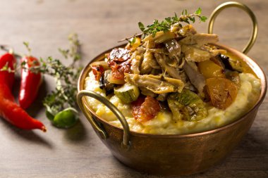 t parçalanmış tavuk sebze ve patates püresi ile servis