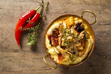 t parçalanmış tavuk sebze ve patates püresi ile servis