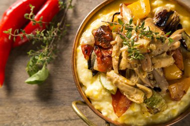 t parçalanmış tavuk sebze ve patates püresi ile servis