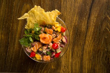 somon, soğan ve karabiber ile karışık balık Ceviche. Geleneksel pe