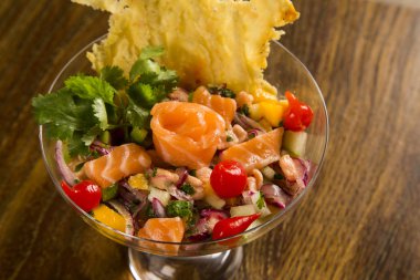 somon, soğan ve karabiber ile karışık balık Ceviche. Geleneksel pe