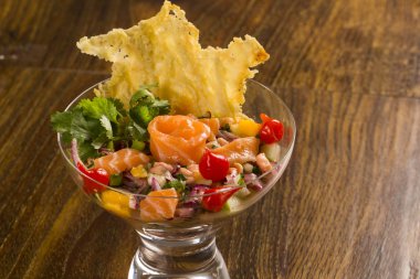 somon, soğan ve karabiber ile karışık balık Ceviche. Geleneksel pe