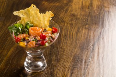 somon, soğan ve karabiber ile karışık balık Ceviche. Geleneksel pe