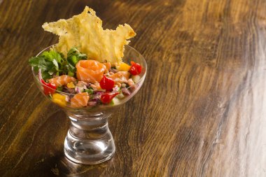 somon, soğan ve karabiber ile karışık balık Ceviche. Geleneksel pe
