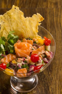 somon, soğan ve karabiber ile karışık balık Ceviche. Geleneksel pe