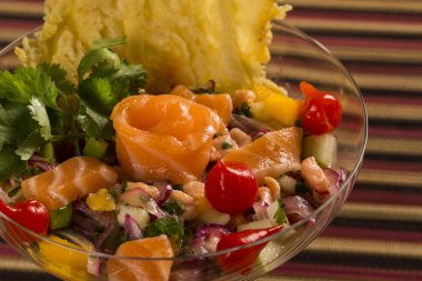 somon, soğan ve karabiber ile karışık balık Ceviche. Geleneksel pe