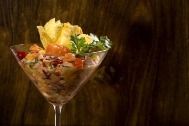 somon, soğan ve karabiber ile karışık balık Ceviche. Geleneksel pe