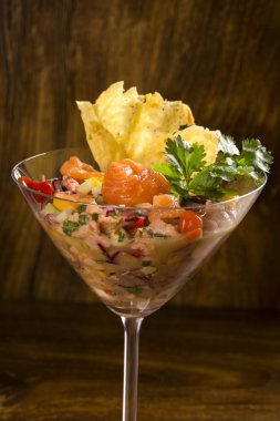 somon, soğan ve karabiber ile karışık balık Ceviche. Geleneksel pe