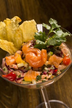 somon, soğan ve karabiber ile karışık balık Ceviche. Geleneksel pe