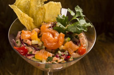 somon, soğan ve karabiber ile karışık balık Ceviche. Geleneksel pe
