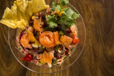 somon, soğan ve karabiber ile karışık balık Ceviche. Geleneksel pe