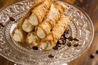 Cannoli ile listelenen amarena denilen tipik Sicilya hamur işleri 