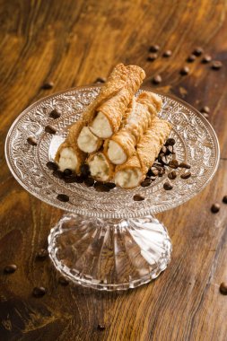 Cannoli ile listelenen amarena denilen tipik Sicilya hamur işleri 
