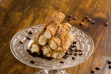 Cannoli ile listelenen amarena denilen tipik Sicilya hamur işleri 