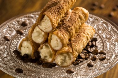 Cannoli ile listelenen amarena denilen tipik Sicilya hamur işleri 