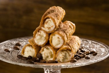 Cannoli ile listelenen amarena denilen tipik Sicilya hamur işleri 