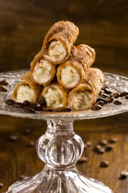 Cannoli ile listelenen amarena denilen tipik Sicilya hamur işleri 