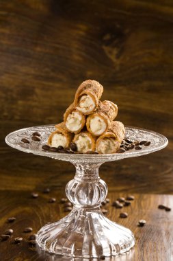 Cannoli ile listelenen amarena denilen tipik Sicilya hamur işleri 