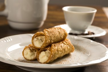 Cannoli ile listelenen amarena denilen tipik Sicilya hamur işleri 