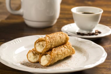 Cannoli ile listelenen amarena denilen tipik Sicilya hamur işleri 