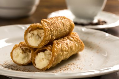 Cannoli ile listelenen amarena denilen tipik Sicilya hamur işleri 