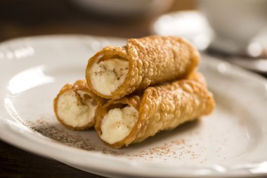 Cannoli ile listelenen amarena denilen tipik Sicilya hamur işleri 