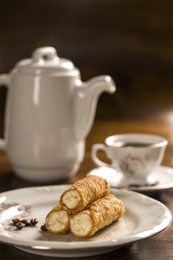 Cannoli ile listelenen amarena denilen tipik Sicilya hamur işleri 