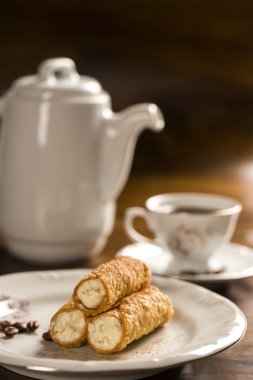 Cannoli ile listelenen amarena denilen tipik Sicilya hamur işleri 
