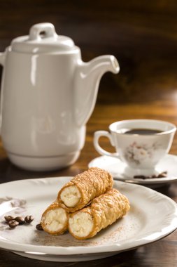 Cannoli ile listelenen amarena denilen tipik Sicilya hamur işleri 