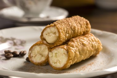 Cannoli ile listelenen amarena denilen tipik Sicilya hamur işleri 