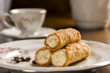 Cannoli ile listelenen amarena denilen tipik Sicilya hamur işleri 