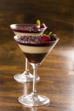 İtalyan tatlı pannacotta redfruit ve nane ile.